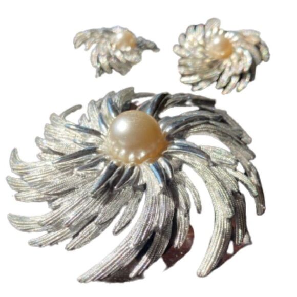 Vintage Sarah Coventry 1969 Sunburst brooch with faux pearl and clip on earrings - Picture 1 of 14